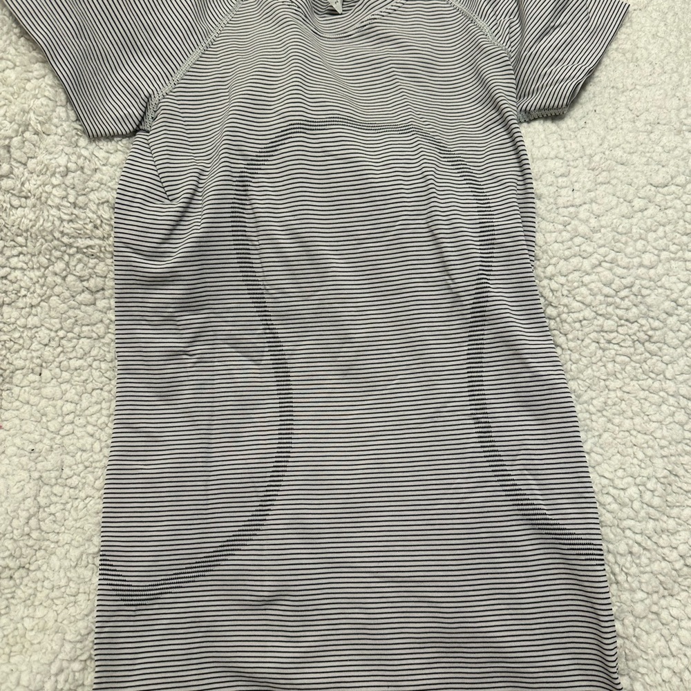 Swiftly Tech Short Sleeve Shirt 2.0 (Tempo Stripe White/Black) size 2